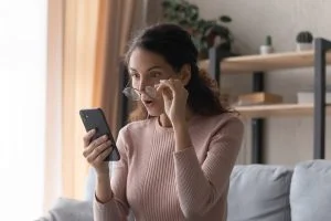 femme-etonnee-smartphone